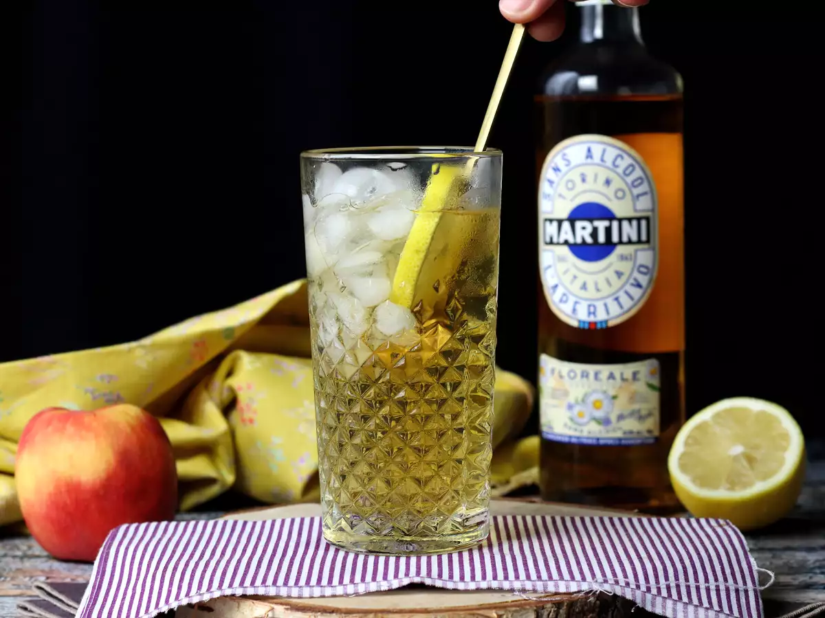 Alkoholfri Martini Spritz, en söt och blommig cocktail för aperitifen - foto 3