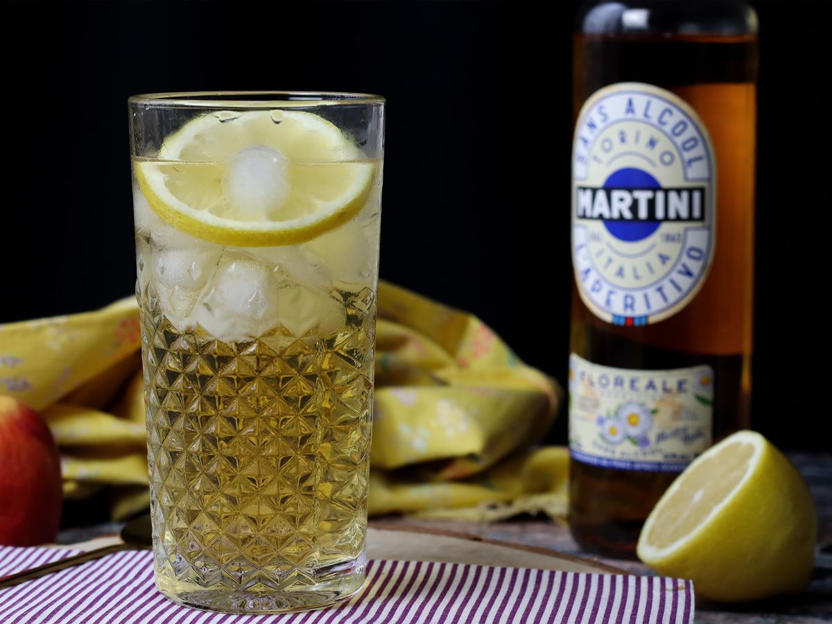Alkoholfri Martini Spritz, en söt och blommig cocktail för aperitifen - foto 4