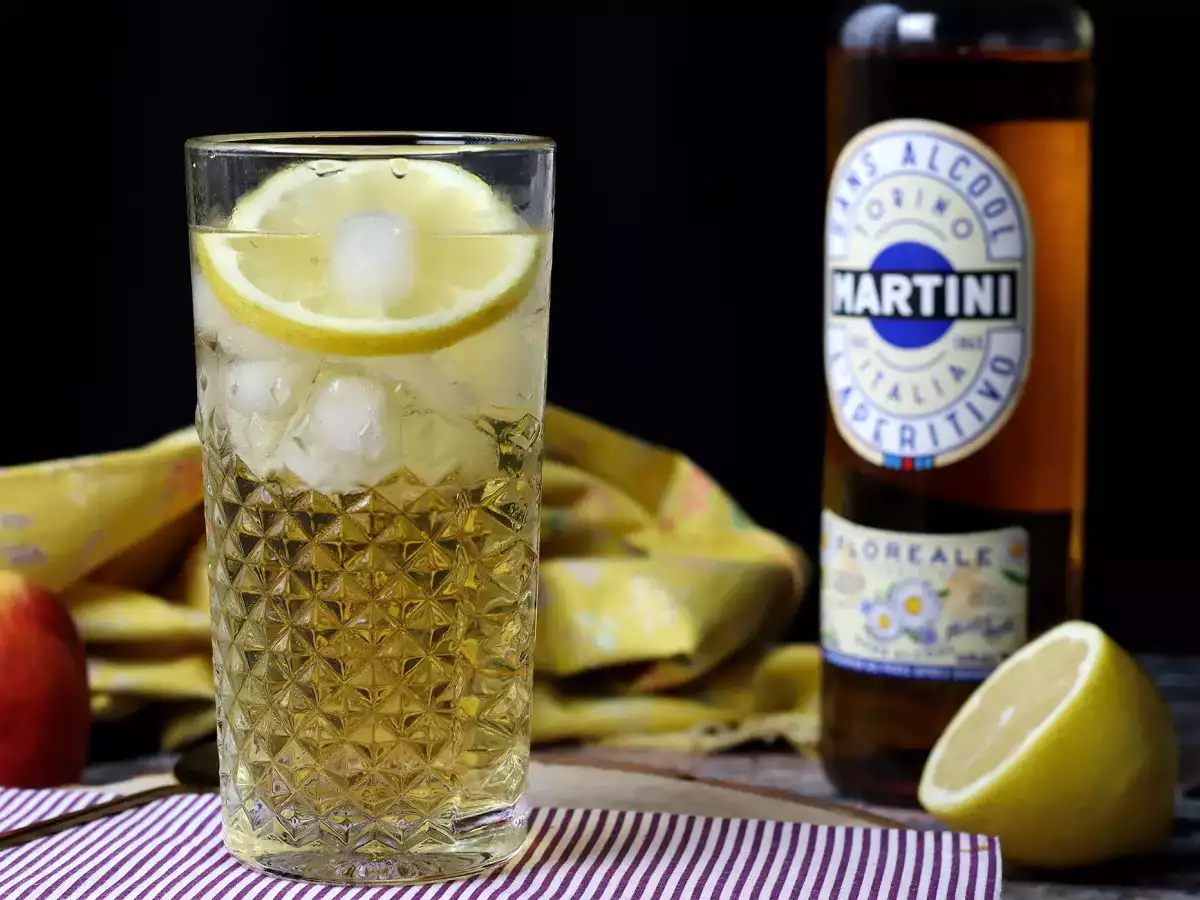 Alkoholfri Martini Spritz, en söt och blommig cocktail för aperitifen - foto 4
