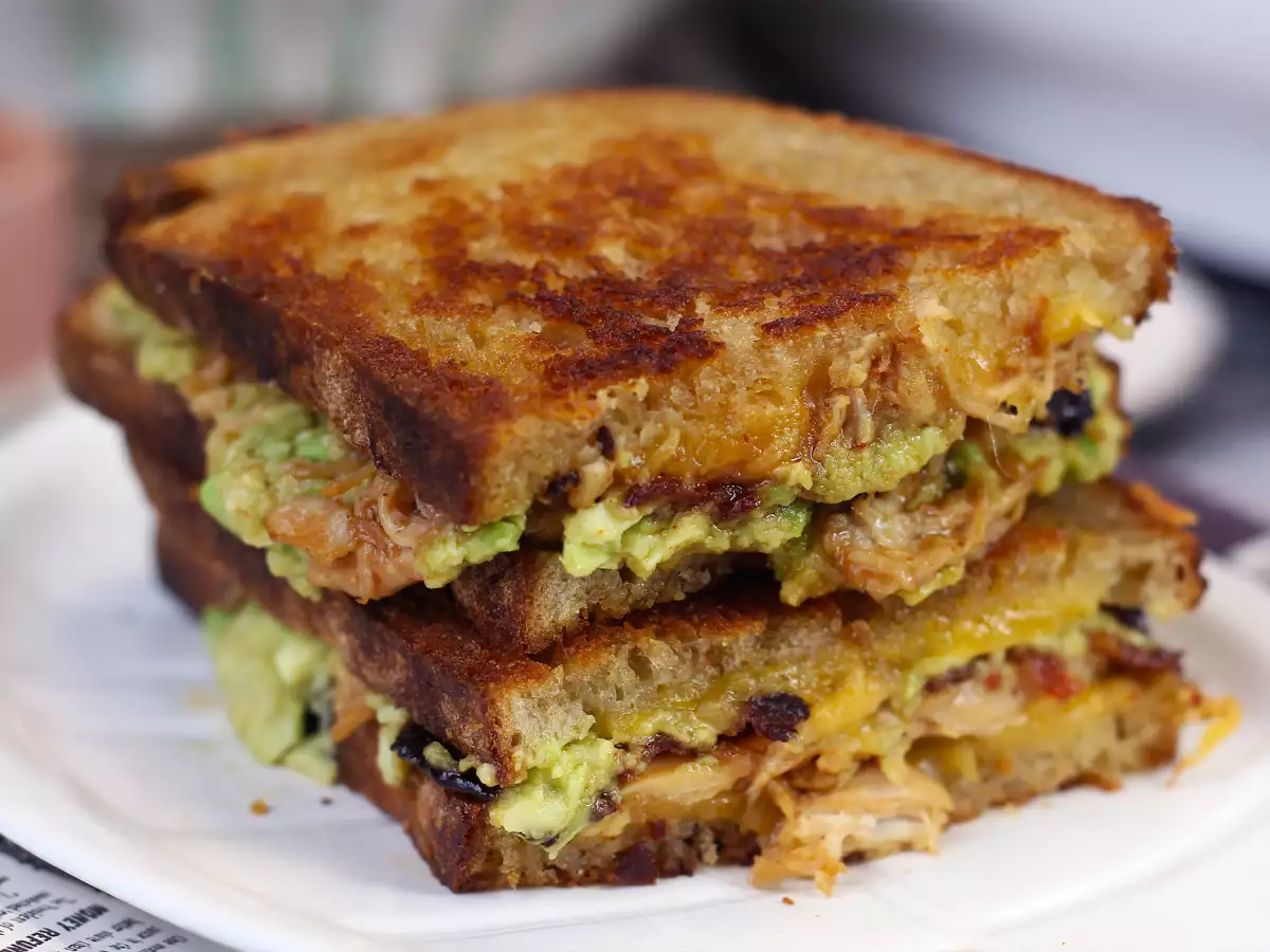 Amerikansk grilled cheese-macka med kyckling, avokado och bacon