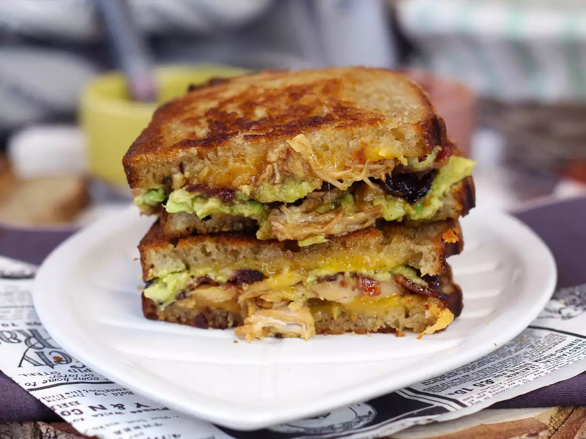 Amerikansk grilled cheese-macka med kyckling, avokado och bacon - foto 2