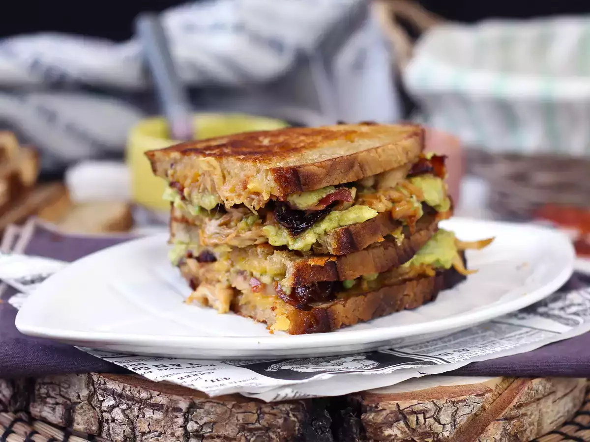 Amerikansk grilled cheese-macka med kyckling, avokado och bacon - foto 4