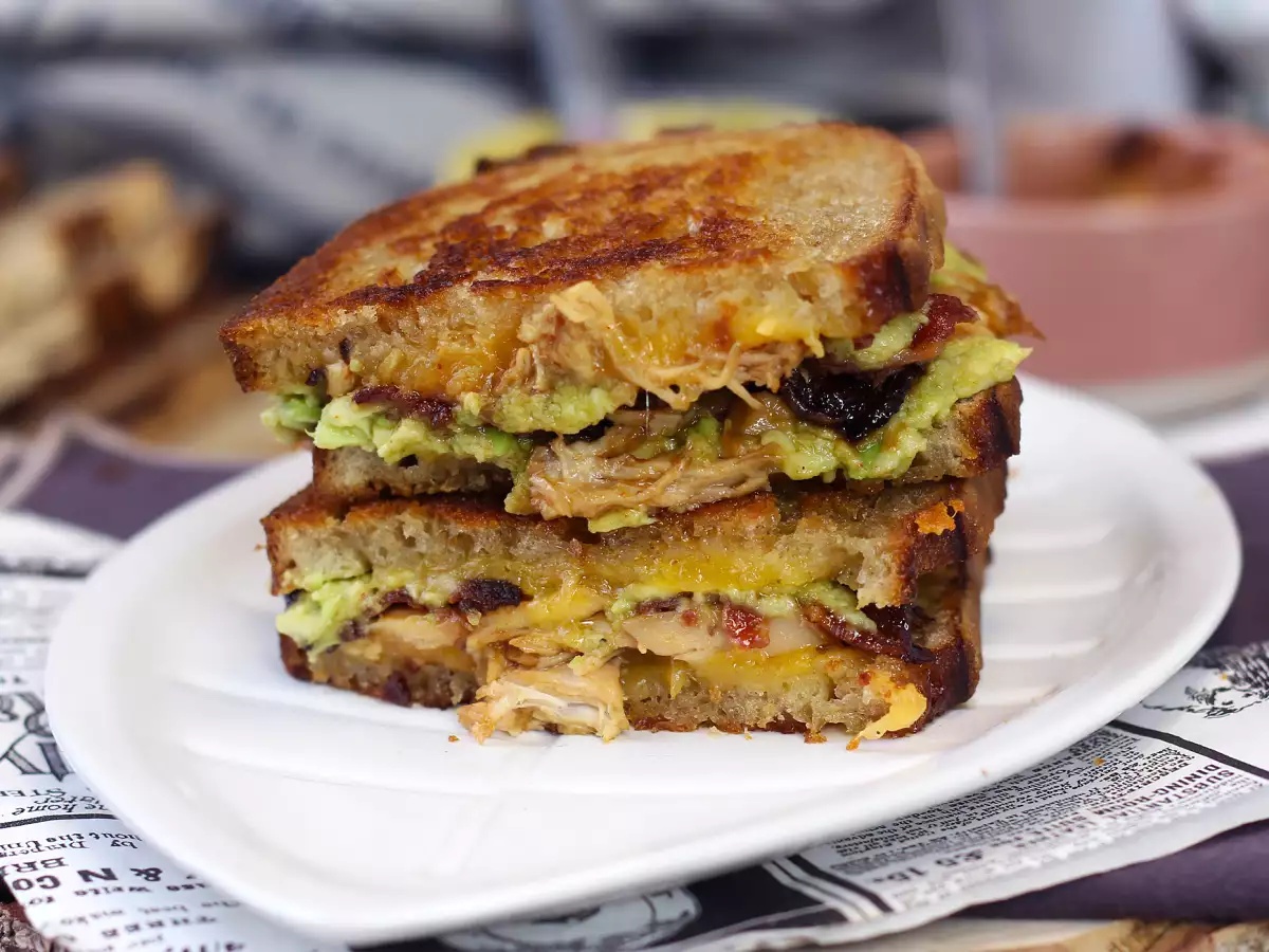 Amerikansk grilled cheese-macka med kyckling, avokado och bacon - foto 5