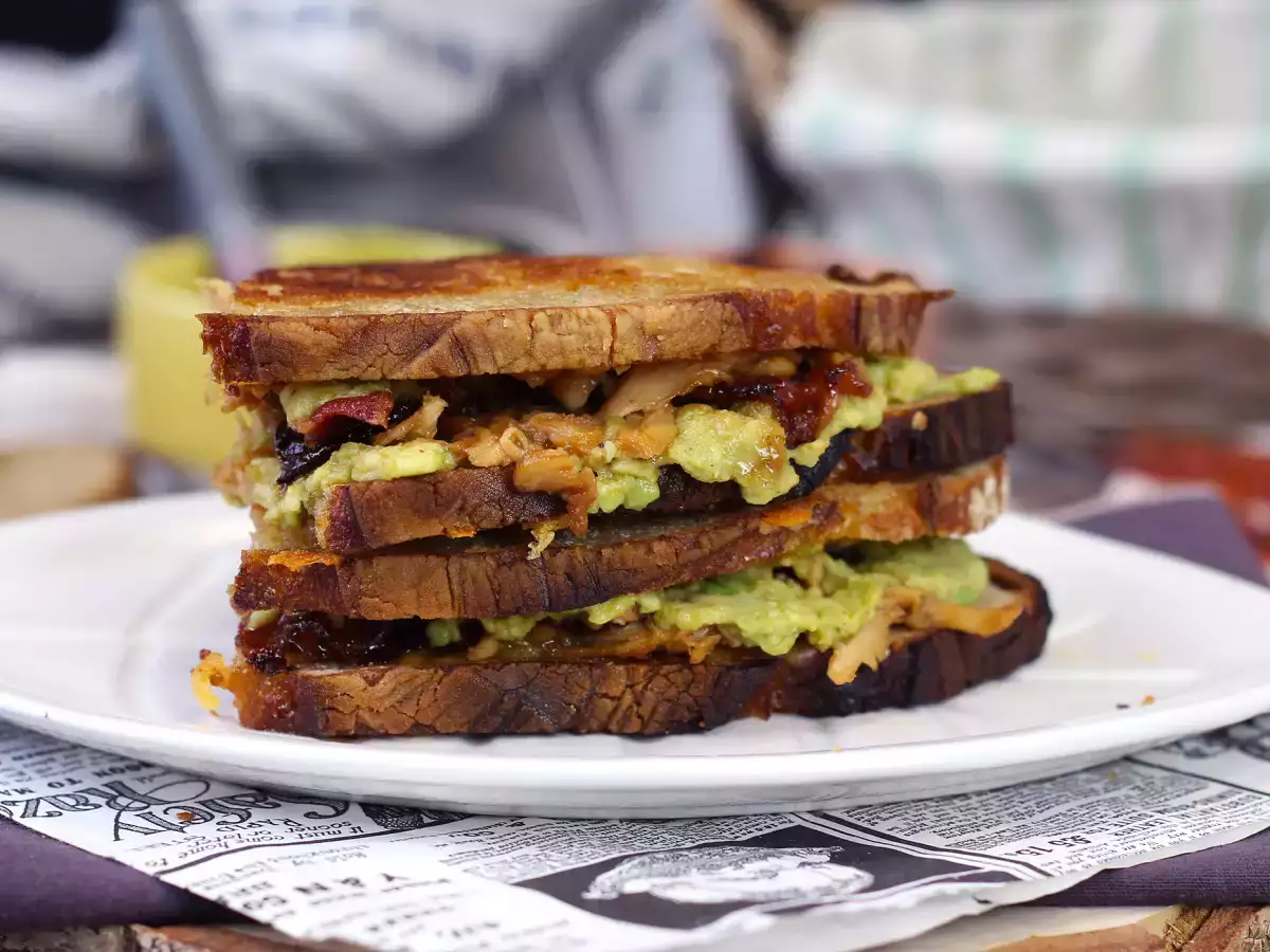 Amerikansk grilled cheese-macka med kyckling, avokado och bacon - foto 6