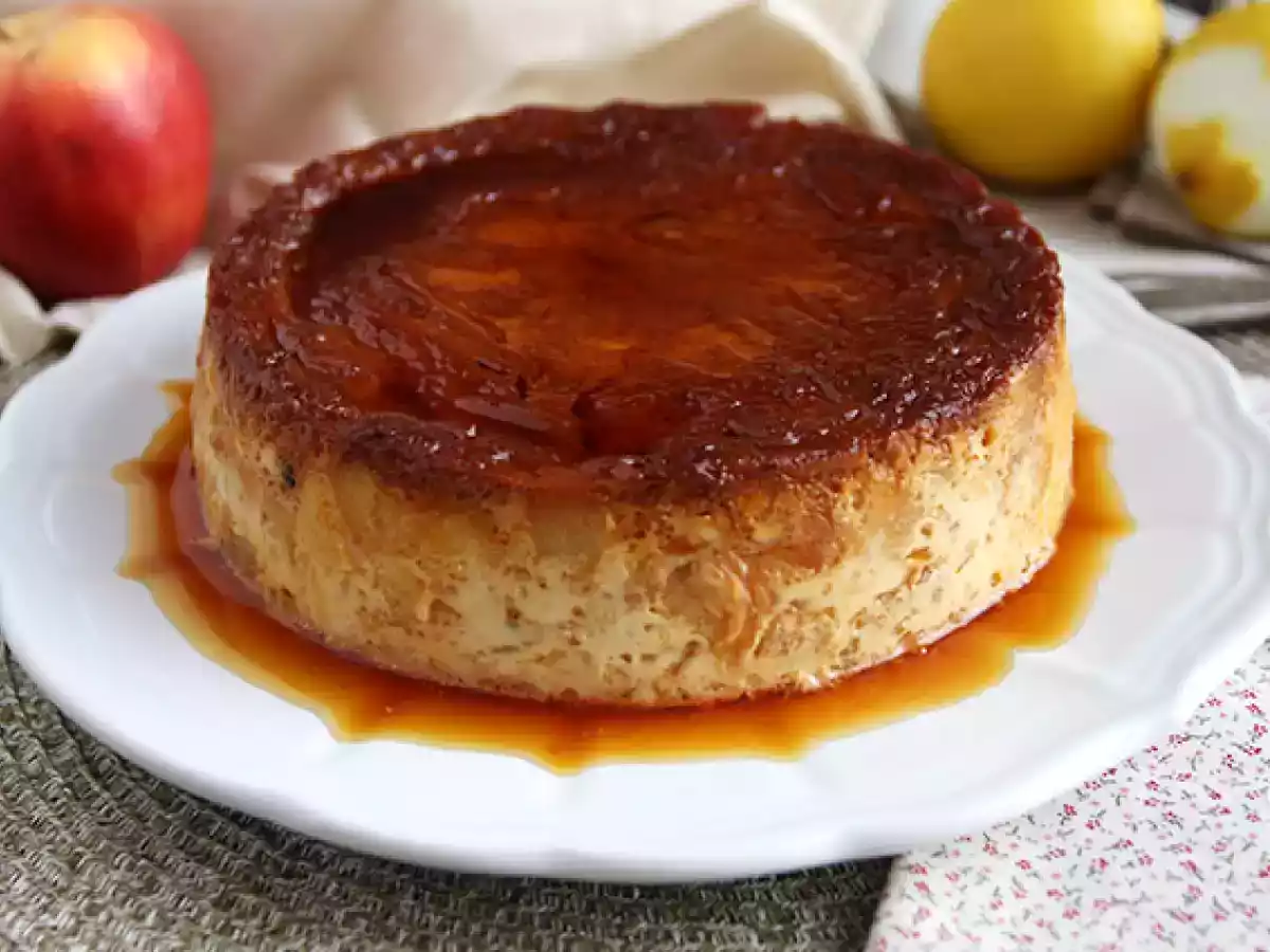 Äppel- och karamellpudding med croissanter