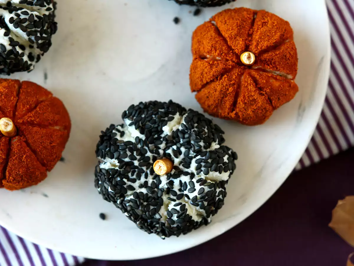 Aptitretande ostsmörgås i form av pumpor, perfekt för Halloween!