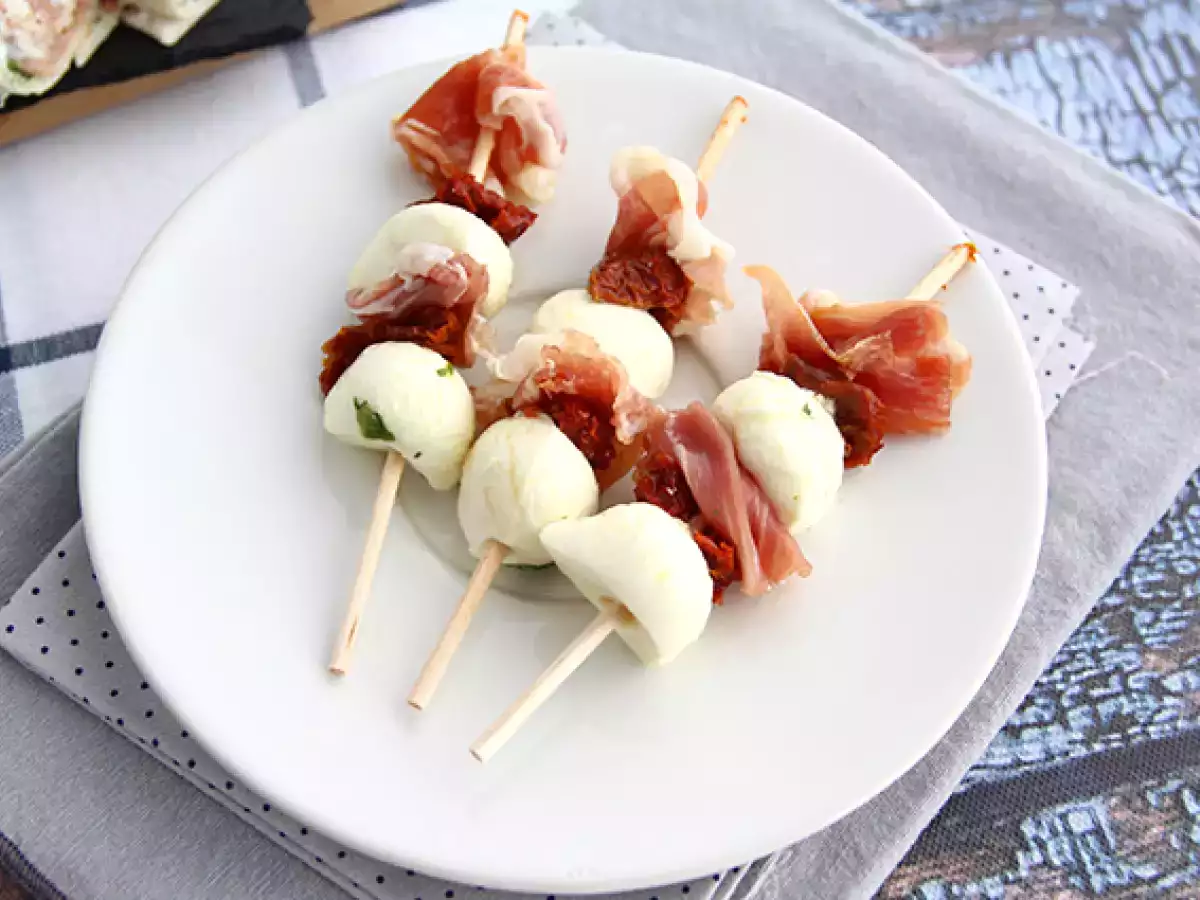Aptitretarspett med mozzarella, lufttorkad skinka och soltorkade tomater