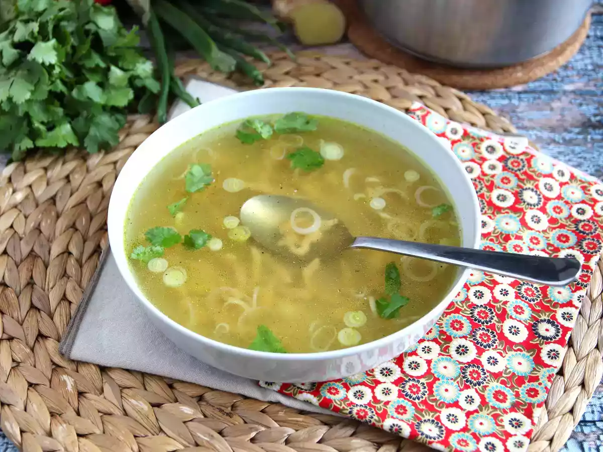 Asiatisk kycklingsoppa, mycket smakrik och tröstande