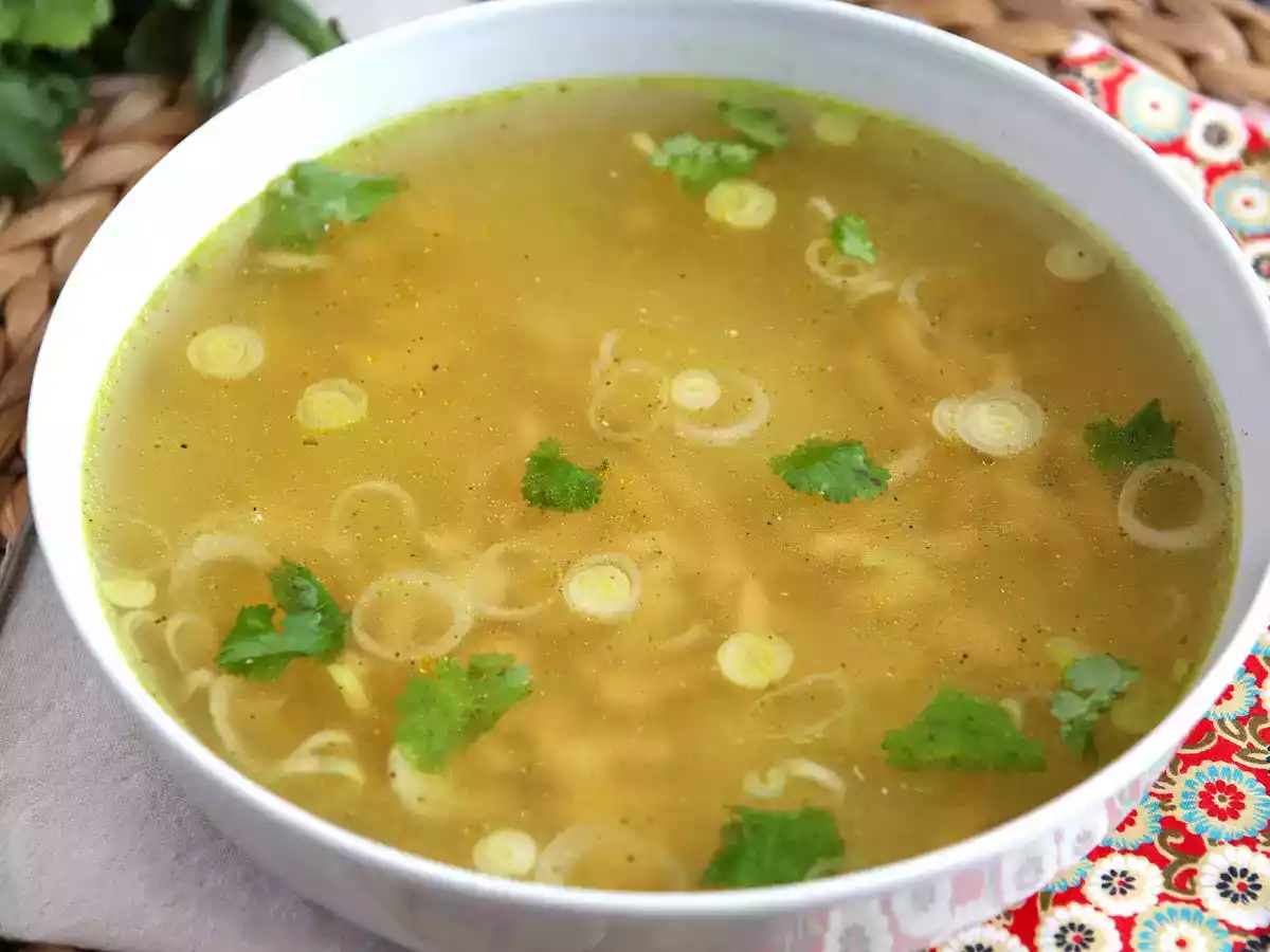 Asiatisk kycklingsoppa, mycket smakrik och tröstande - foto 2