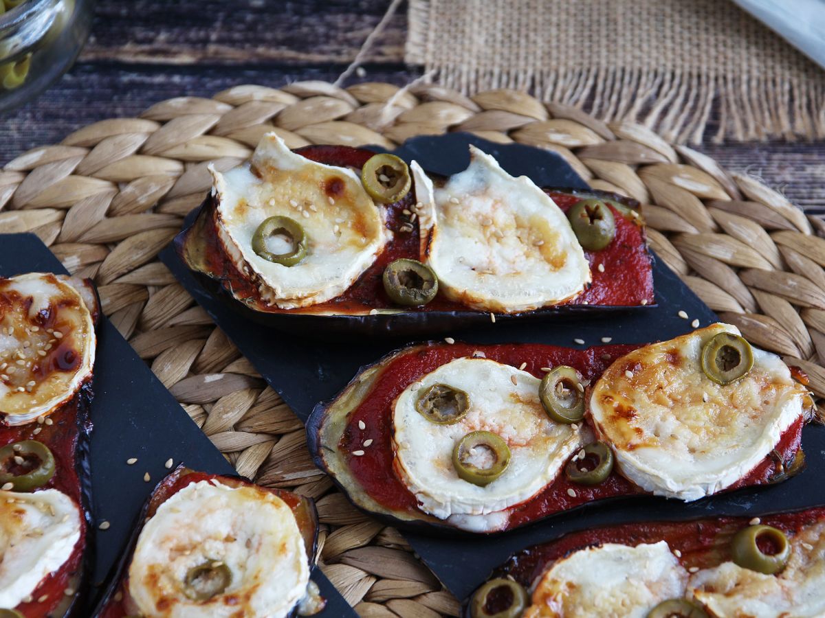 Auberginetoast med tomat- och getostcoulis