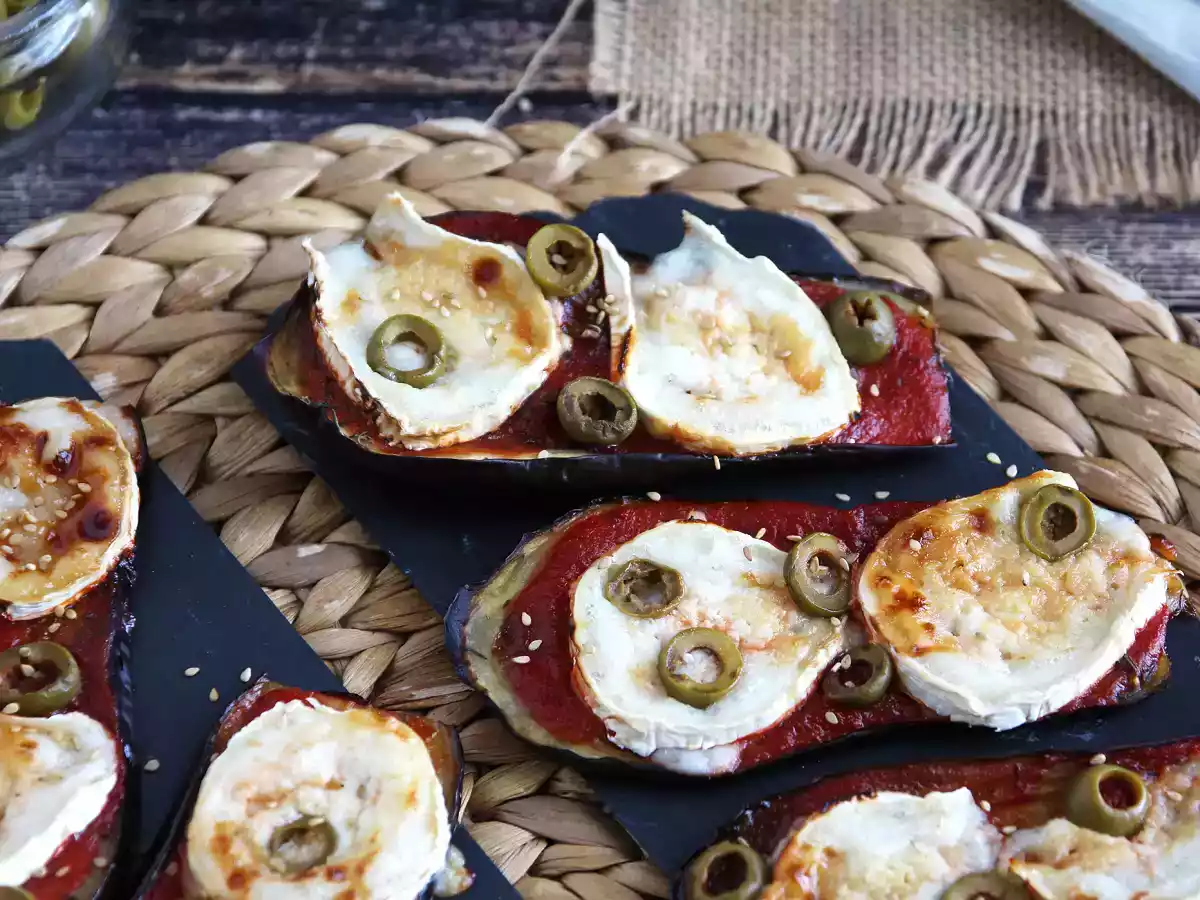 Auberginetoast med tomat- och getostcoulis