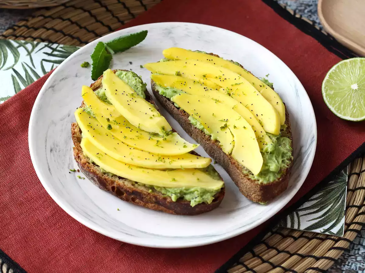 Avokado toast med mango och lime: ett fräscht, snabbt och gott recept
