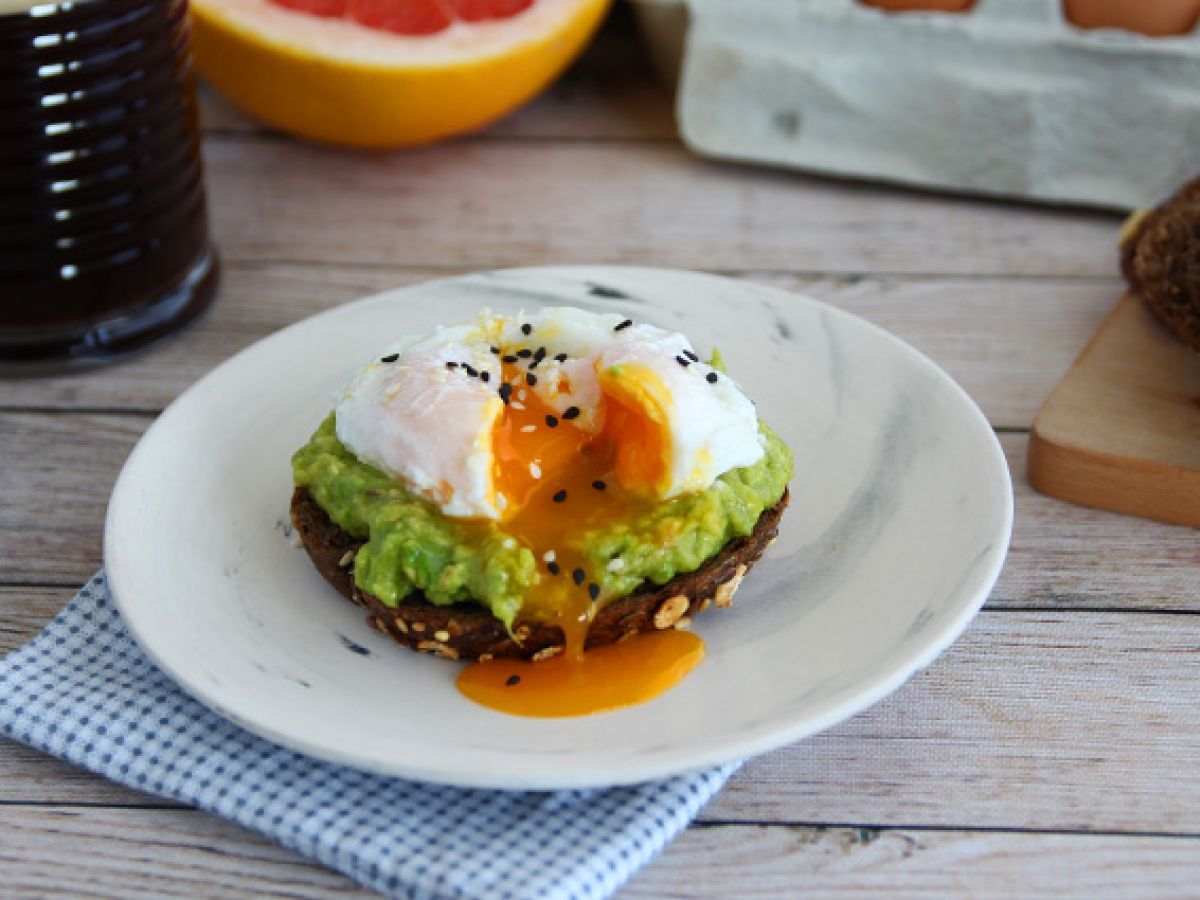 Avokado toast med pocherat ägg