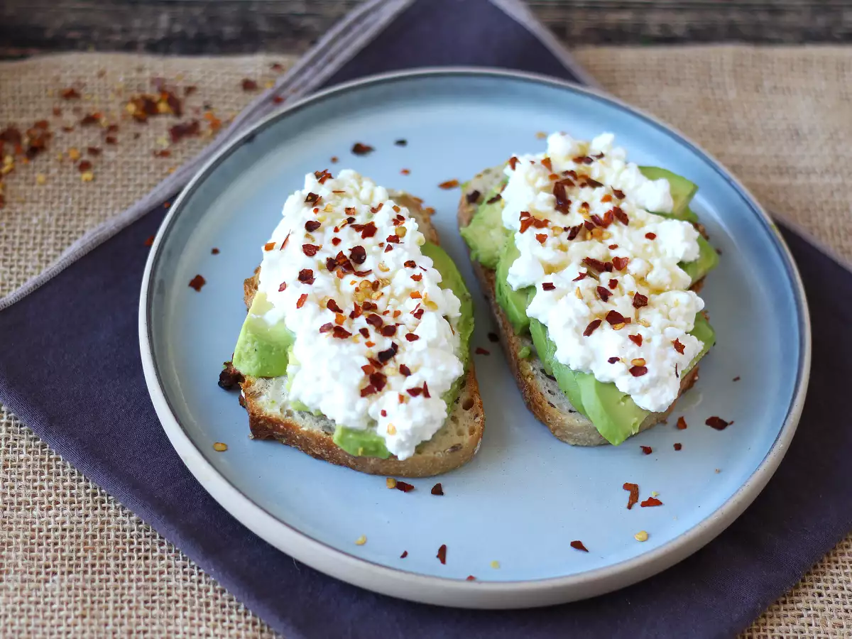Avokadotoast med cottage cheese och kryddig honung - foto 4