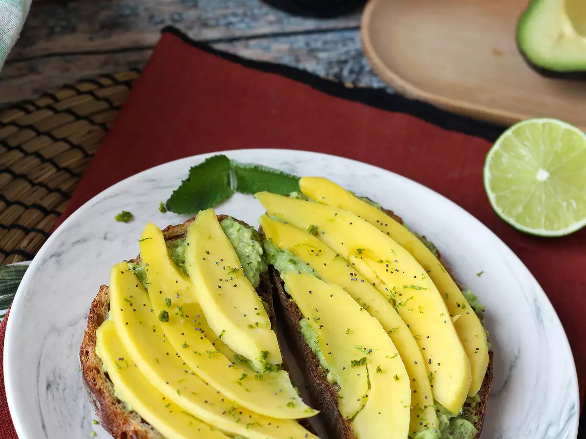 Avokadotoast med mango och lime – ett fräscht, snabbt och smakrikt recept - foto 3