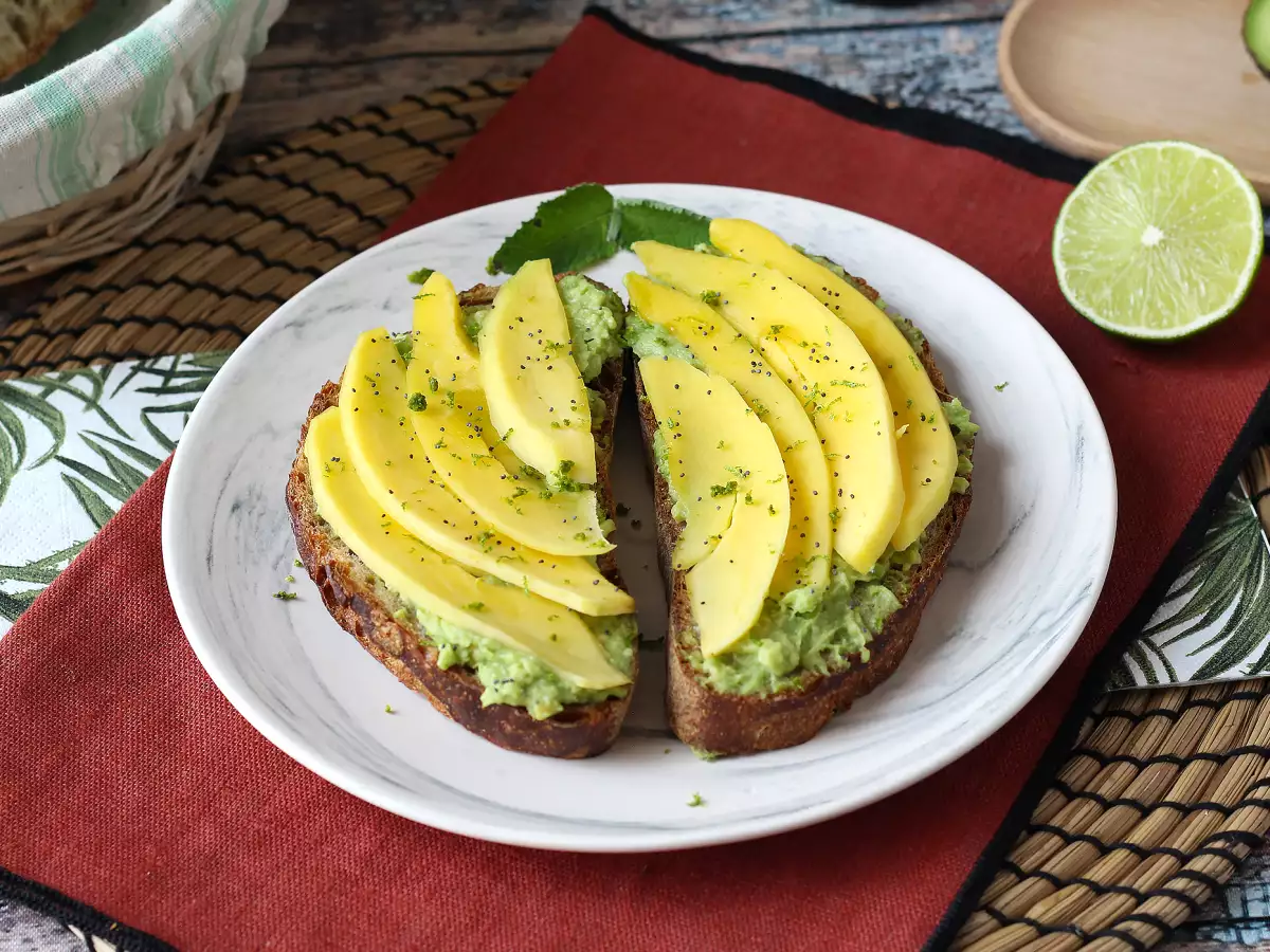 Avokadotoast med mango och lime – ett fräscht, snabbt och smakrikt recept - foto 4