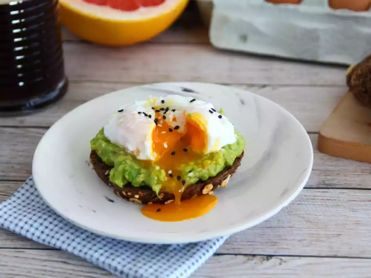 Avokadotoast med pocherat ägg