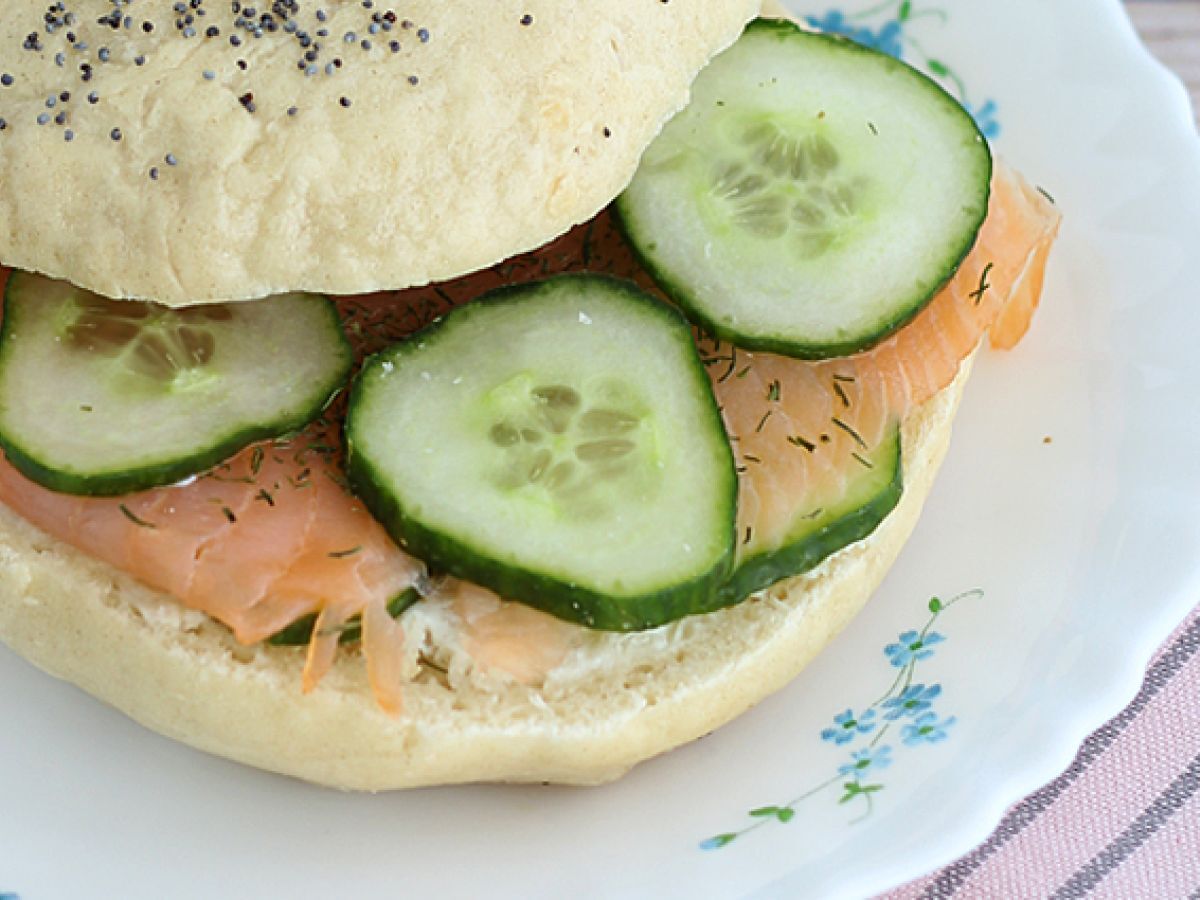 Bagel med lax, gurka och färskost - foto 2