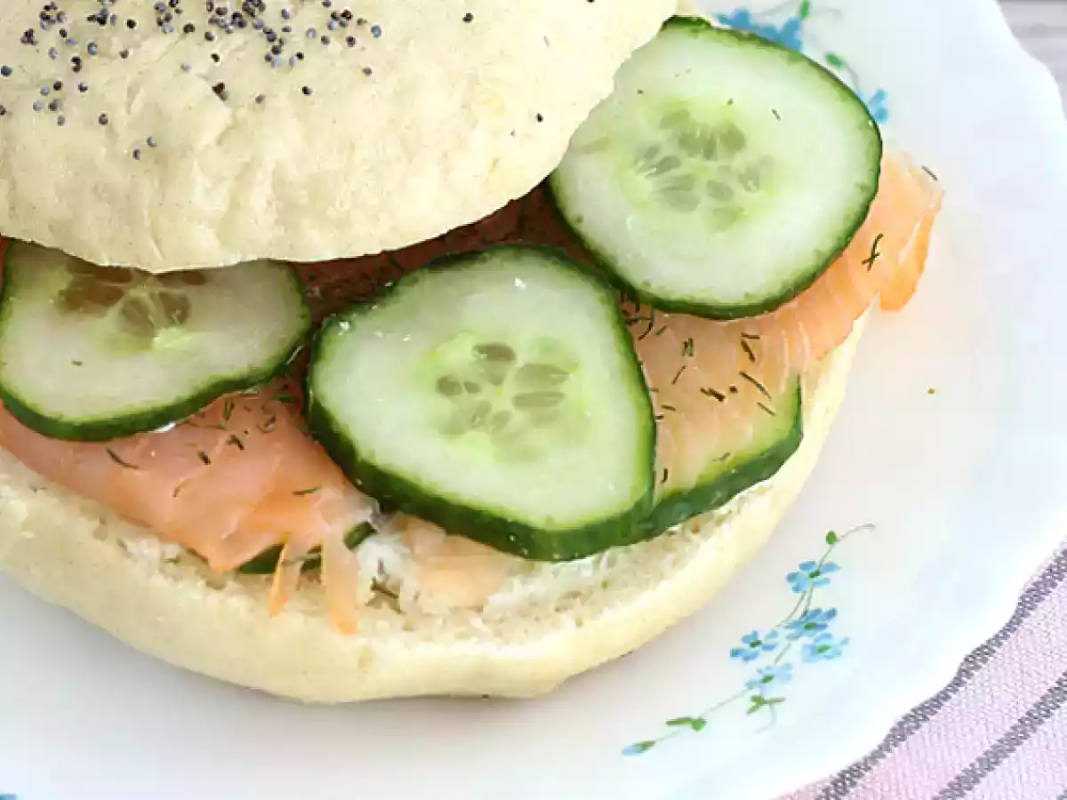 Bagel med lax, gurka och färskost - foto 2