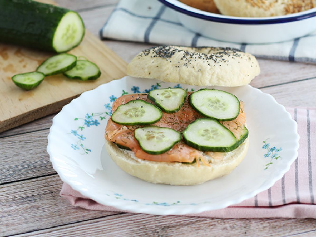 Bagel med lax, gurka och färskost - foto 3