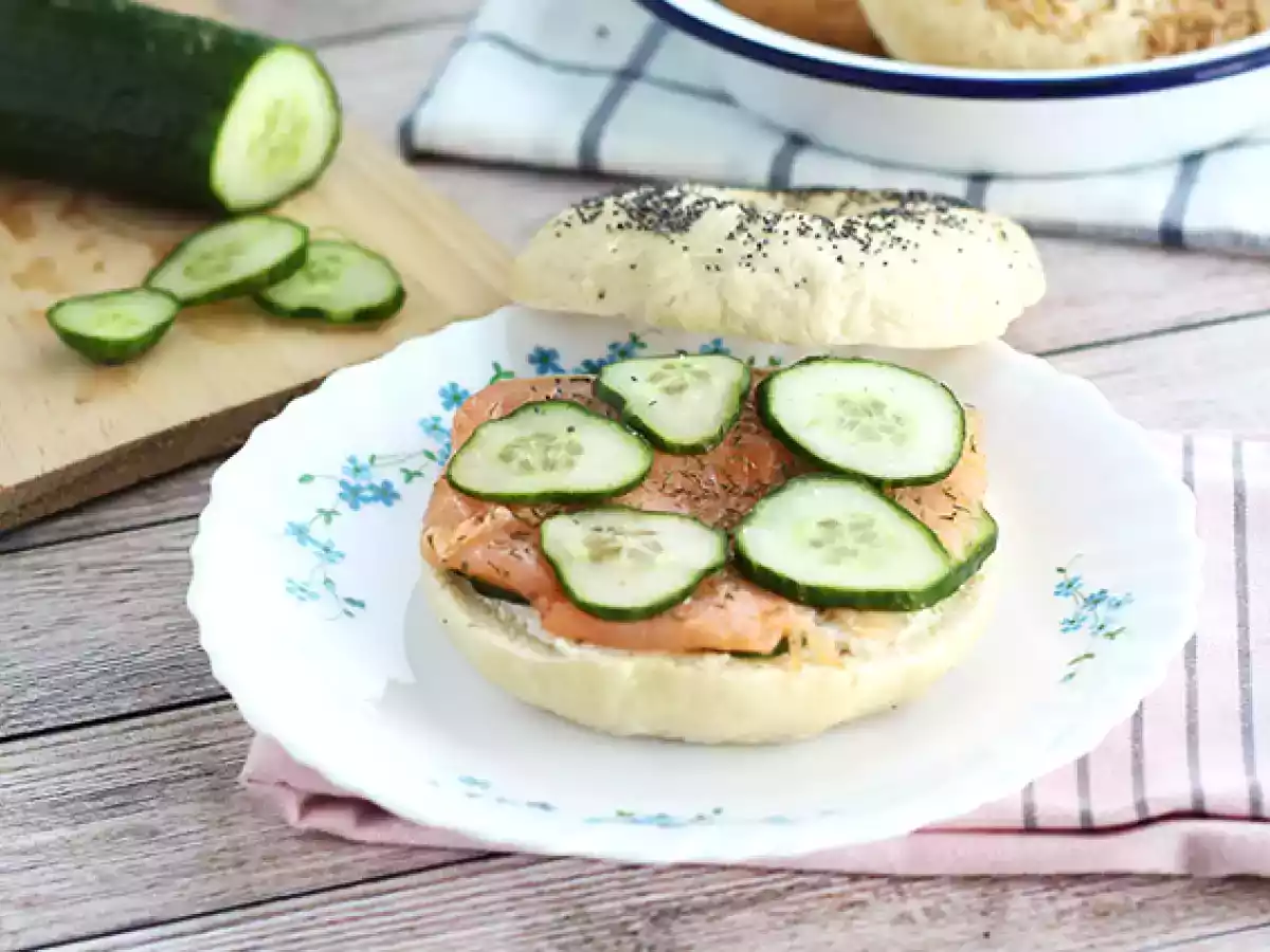 Bagel med lax, gurka och färskost - foto 3