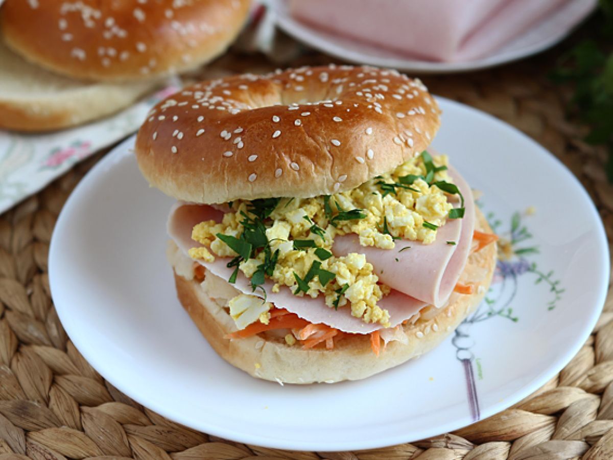 Bagelsandwich med kalkon, coleslaw och hårdkokt ägg