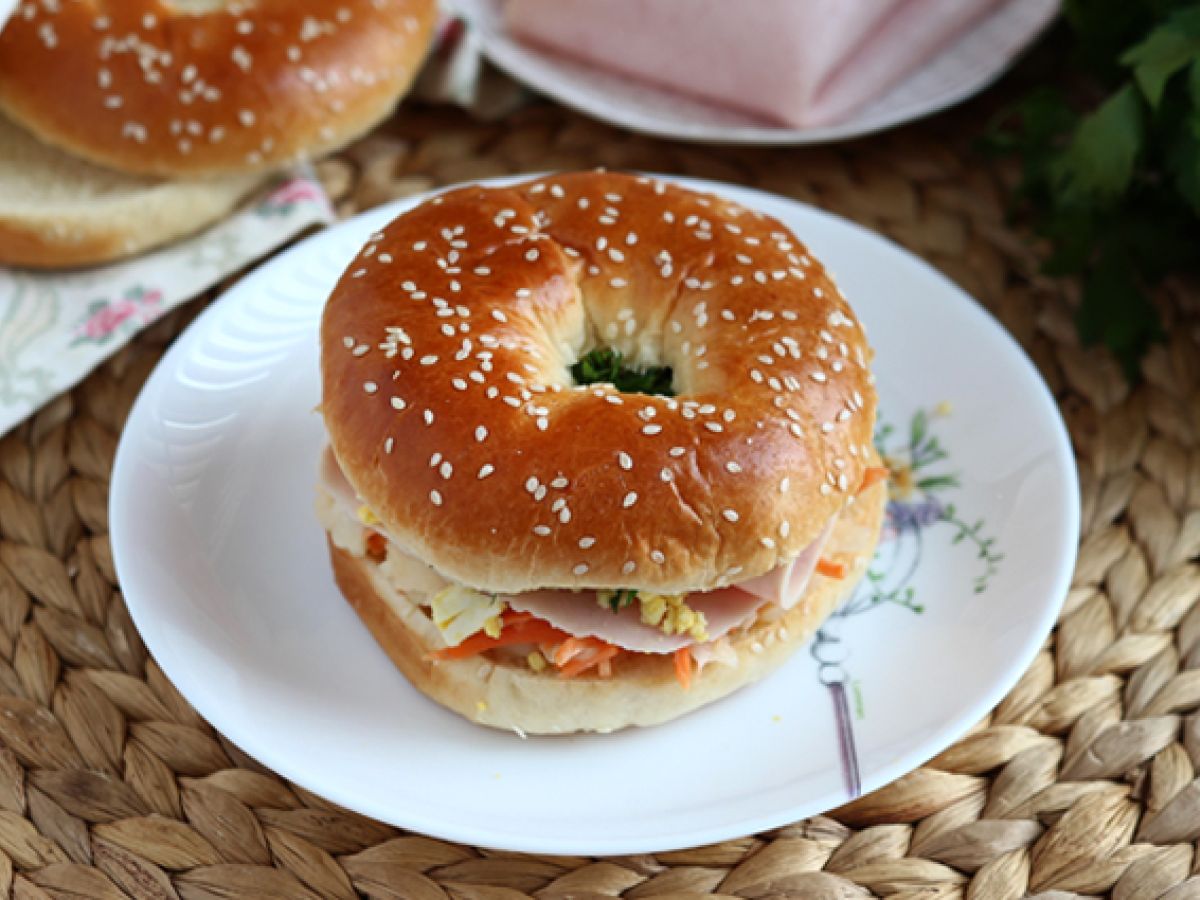 Bagelsandwich med kalkon, coleslaw och hårdkokt ägg - foto 2