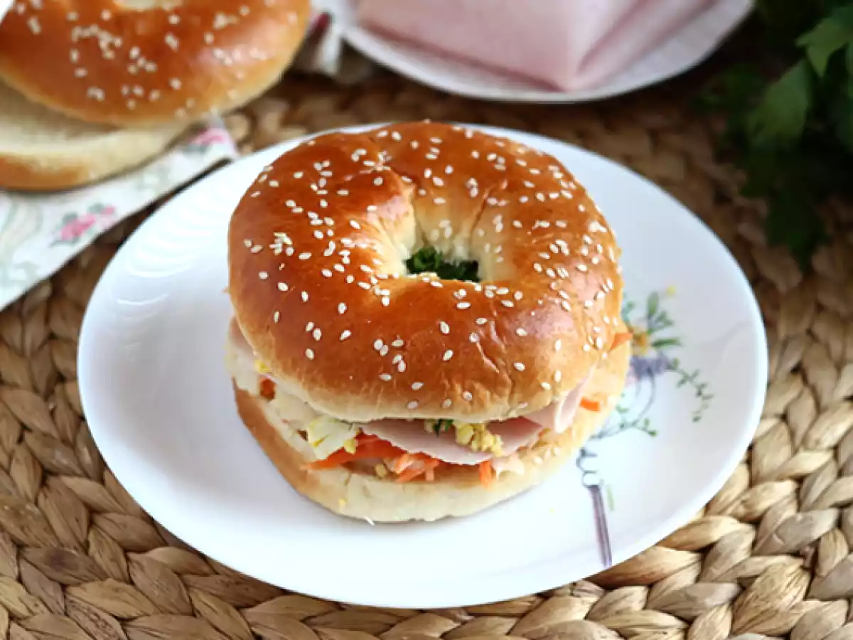 Bagelsandwich med kalkon, coleslaw och hårdkokt ägg - foto 2