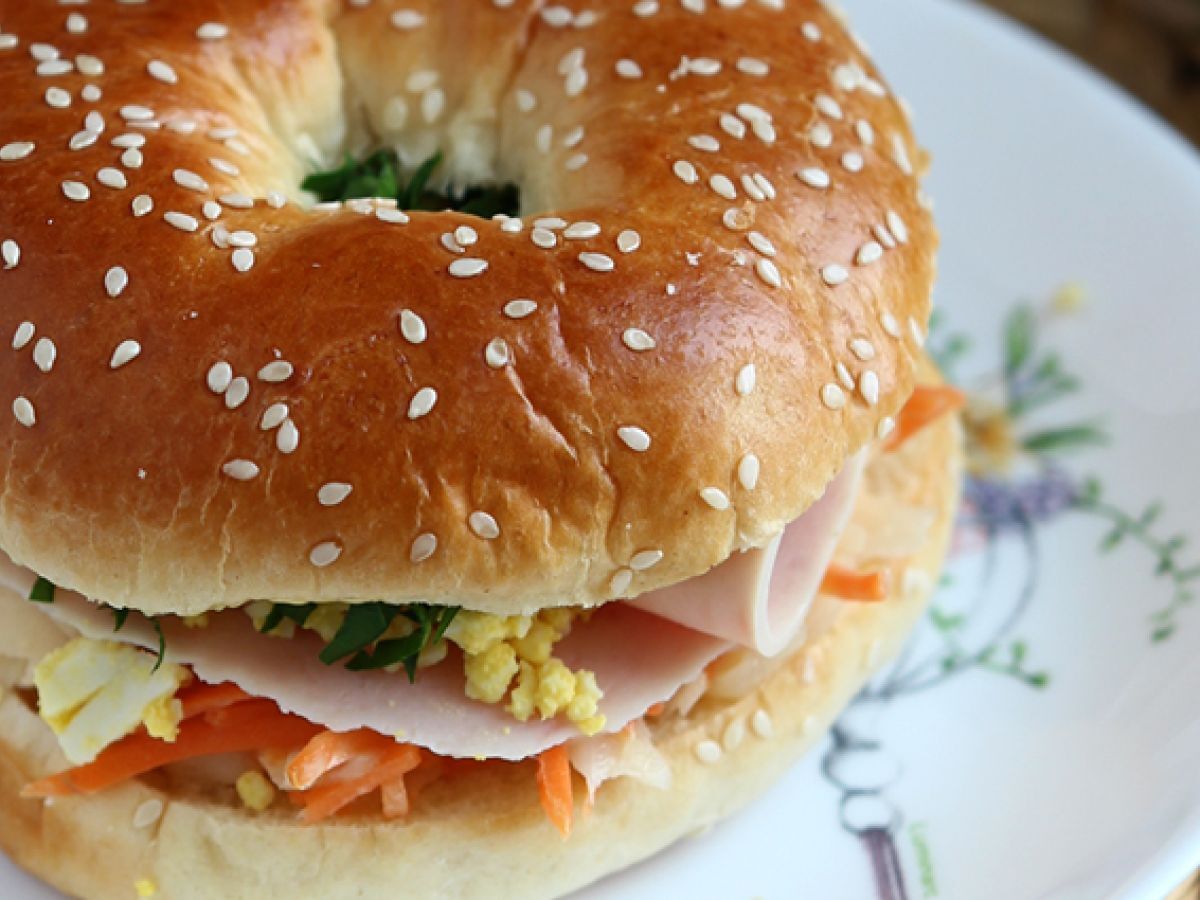 Bagelsandwich med kalkon, coleslaw och hårdkokt ägg - foto 3