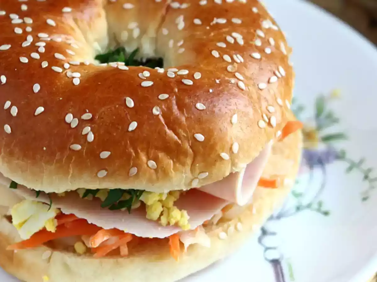 Bagelsandwich med kalkon, coleslaw och hårdkokt ägg - foto 3