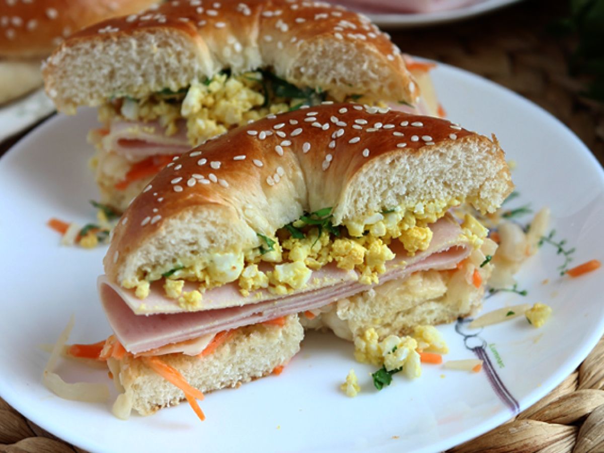 Bagelsandwich med kalkon, coleslaw och hårdkokt ägg - foto 4