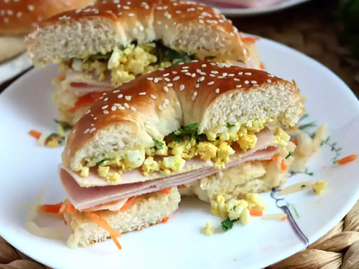 Bagelsandwich med kalkon, coleslaw och hårdkokt ägg - foto 4