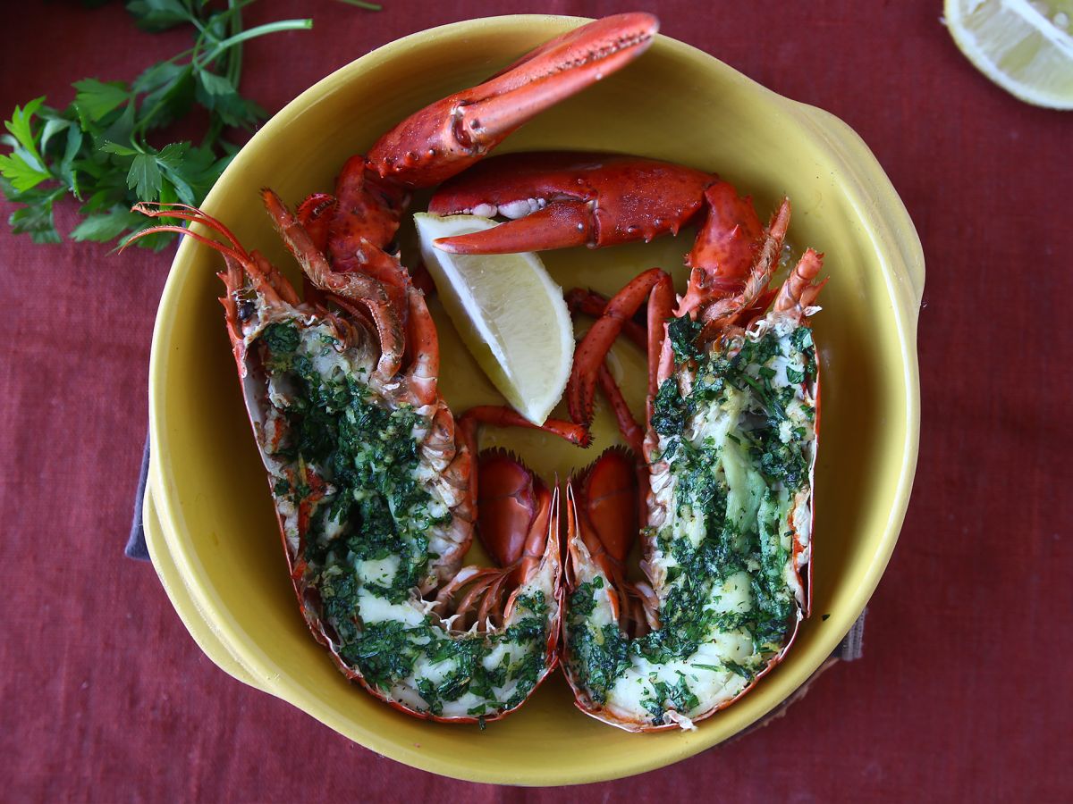 Bakad hummer med persilja och citron: enkelhet och elegans vid bordet.