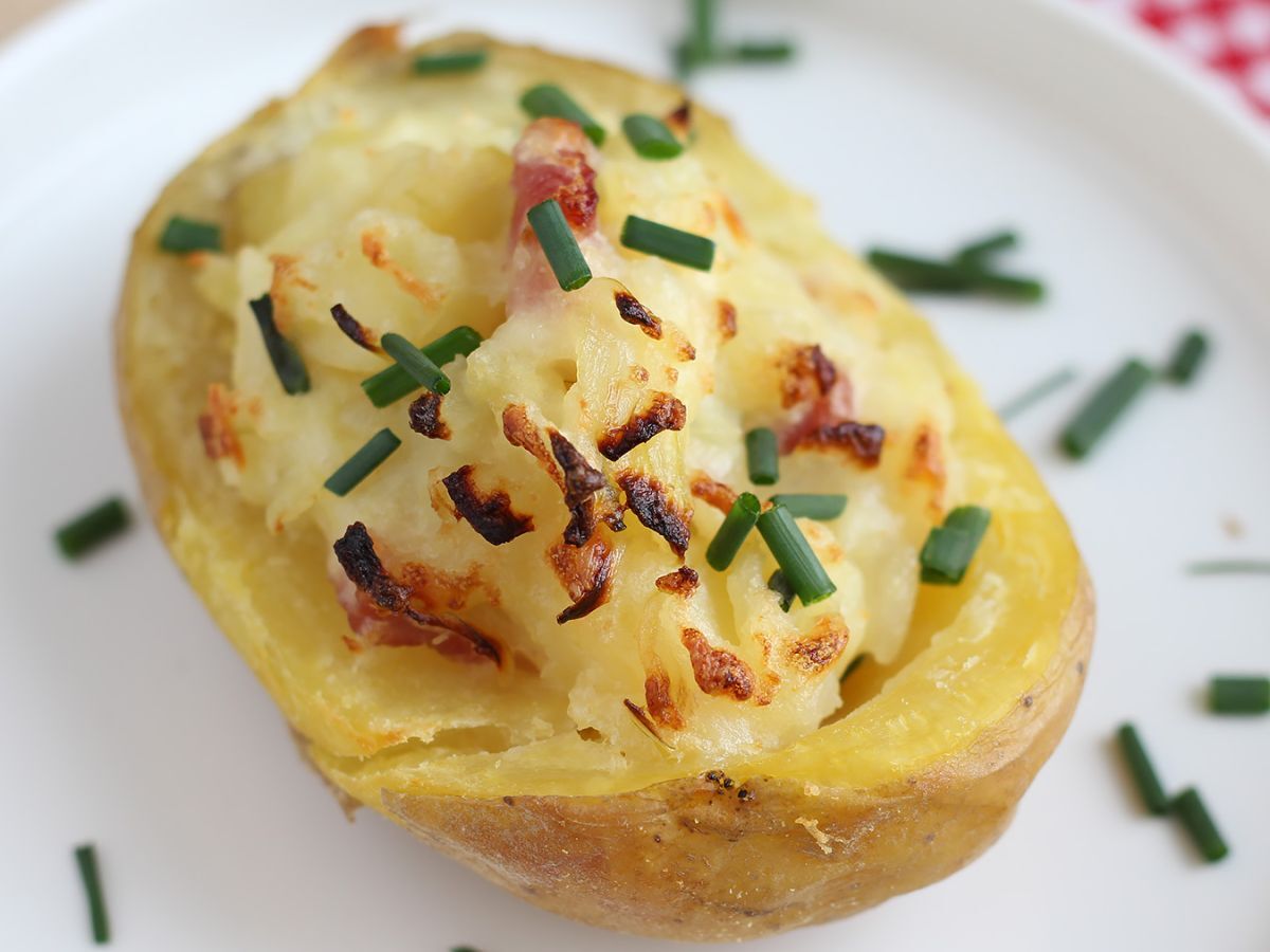 Bakad potatis fylld med bacon och ost