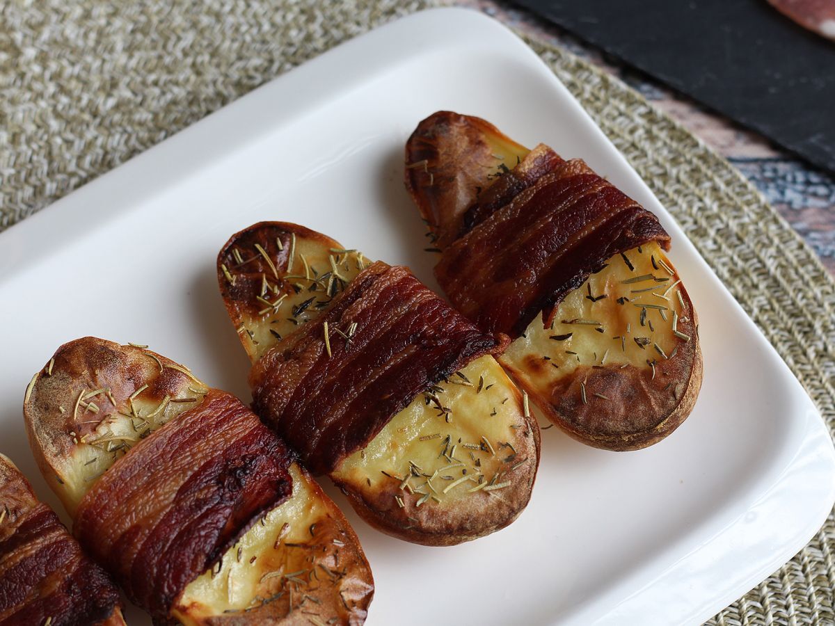 Bakad potatis inlindad i rökt bacon