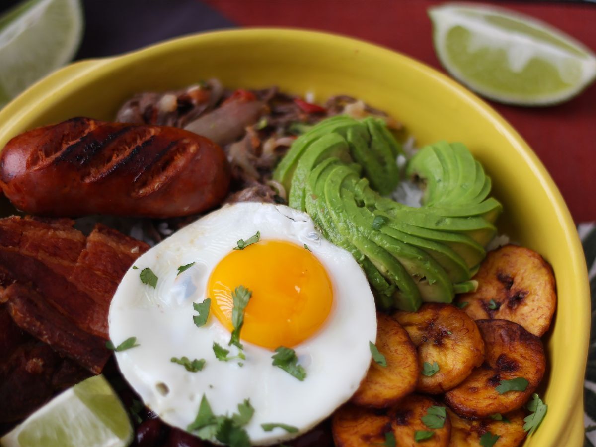 Bandeja Paisa, en colombiansk maträtt full av smak och tradition - foto 2