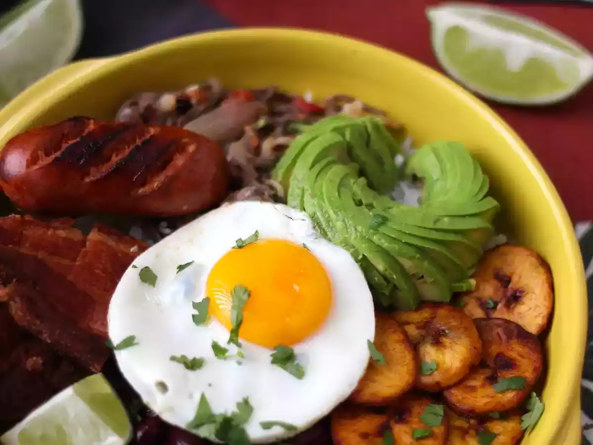 Bandeja Paisa, en colombiansk maträtt full av smak och tradition - foto 2