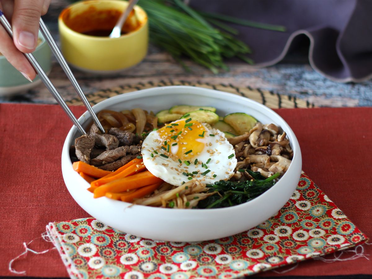 Bibimbap, den traditionella koreanska maträtten - foto 2