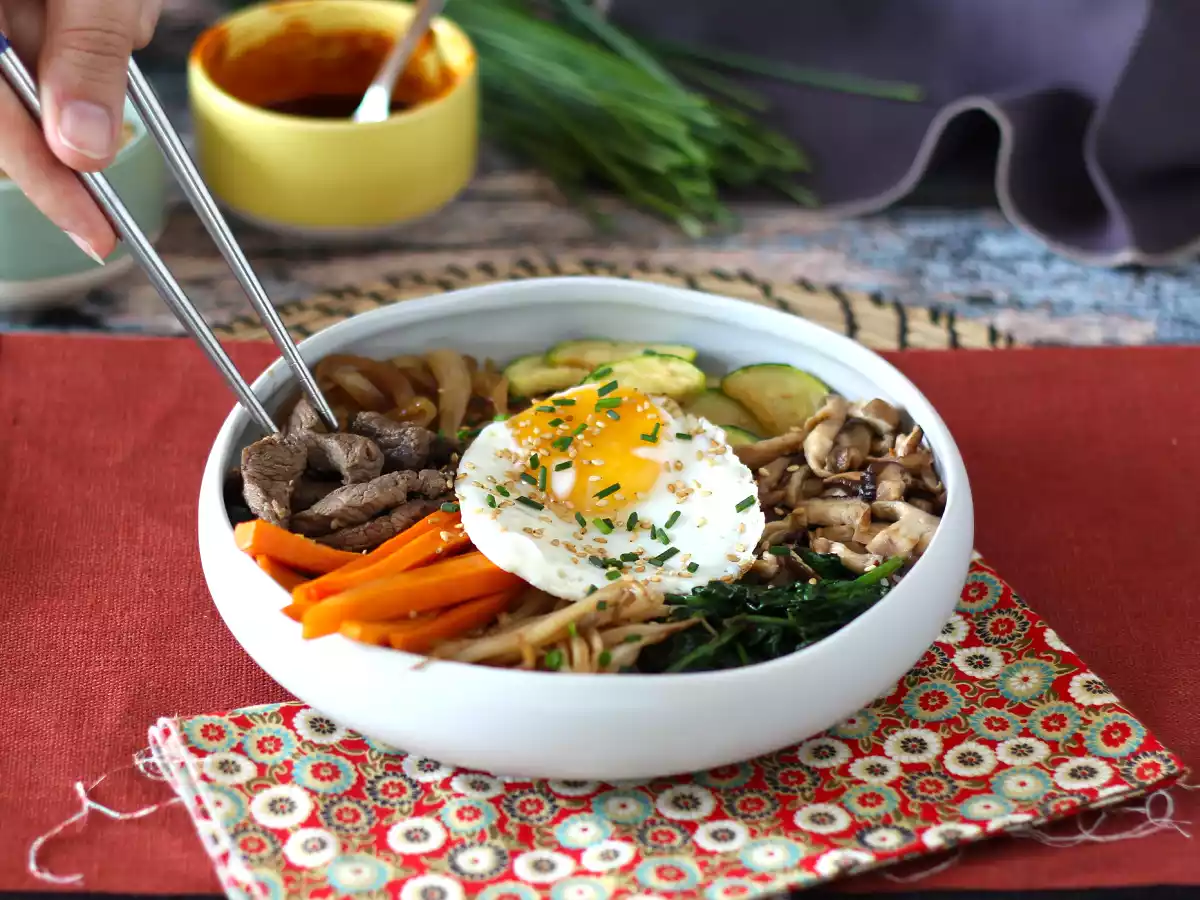 Bibimbap, den traditionella koreanska maträtten - foto 2