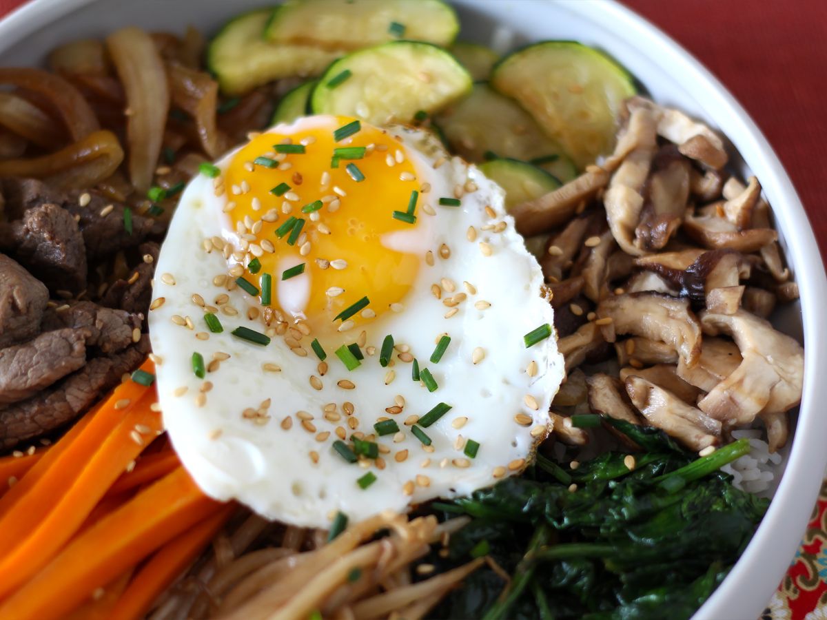 Bibimbap, den traditionella koreanska maträtten - foto 3