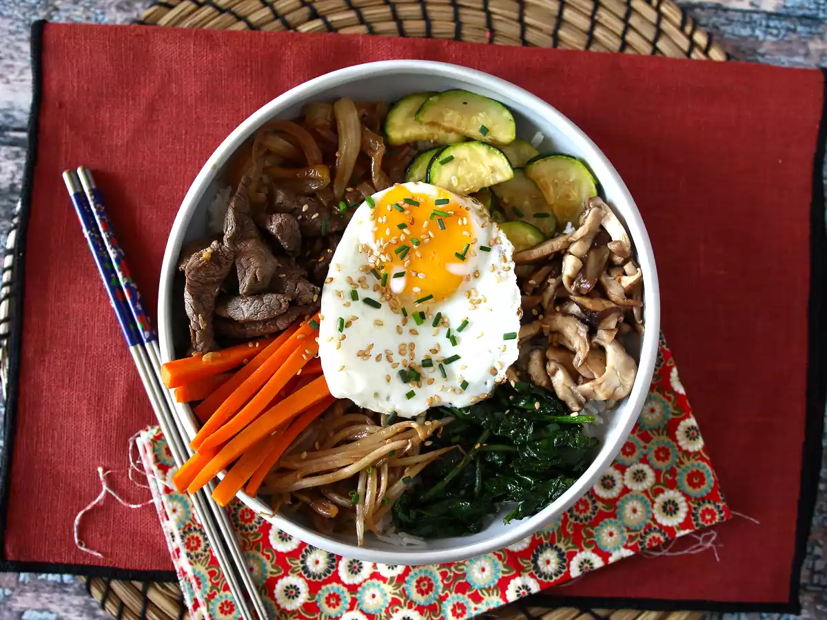 Bibimbap, den traditionella koreanska maträtten - foto 4