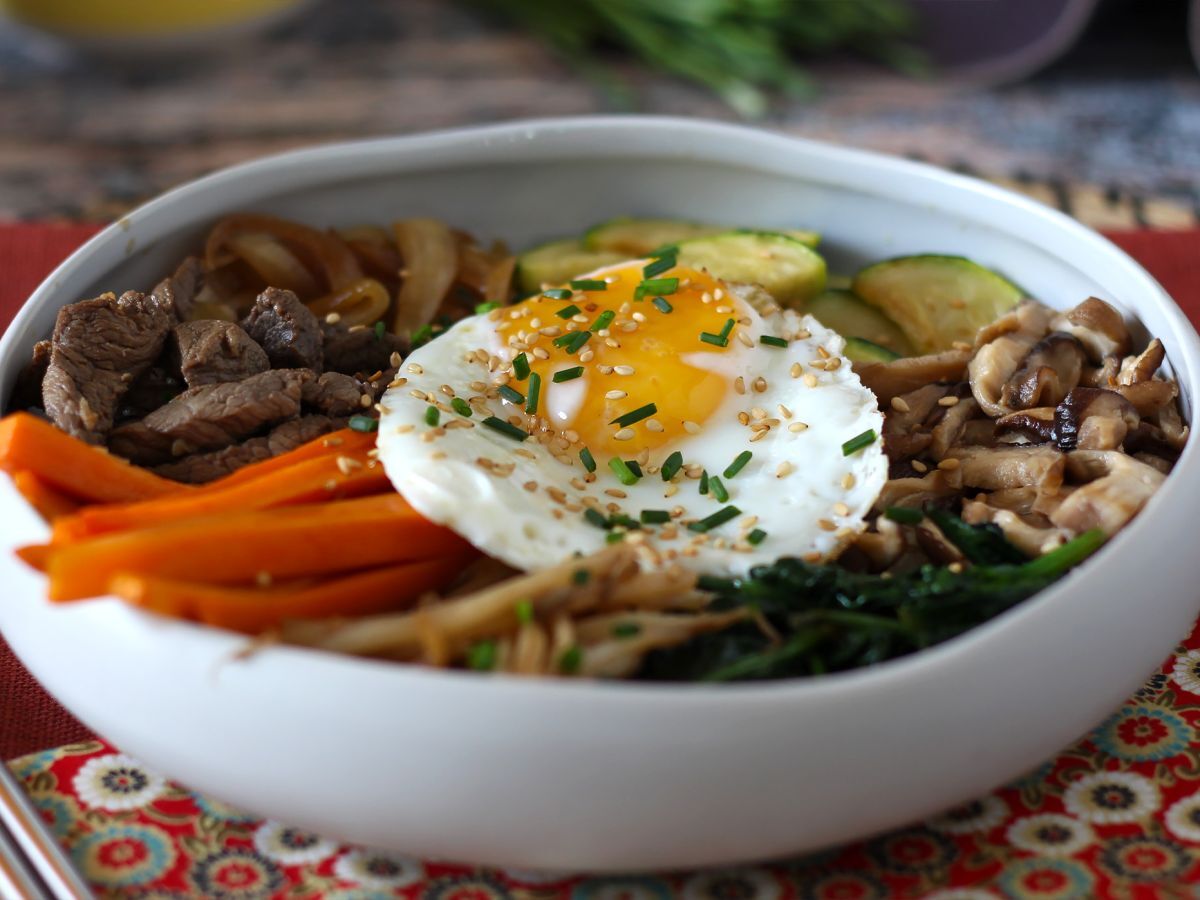 Bibimbap, den traditionella koreanska maträtten - foto 7