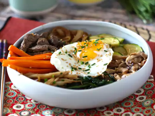 Recept Bibimbap, den traditionella koreanska maträtten