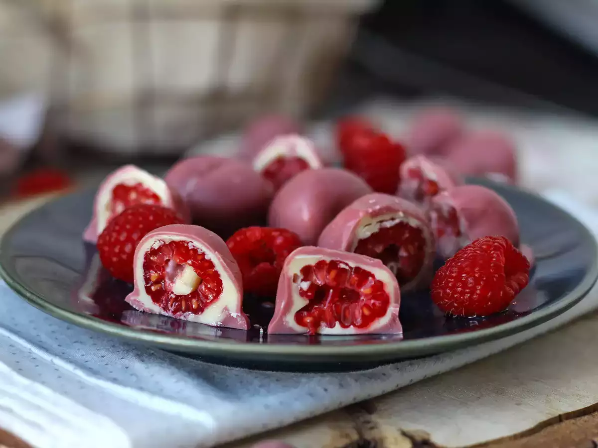 Bitar med hallon, vit choklad och rubinröd choklad i Franui-stil