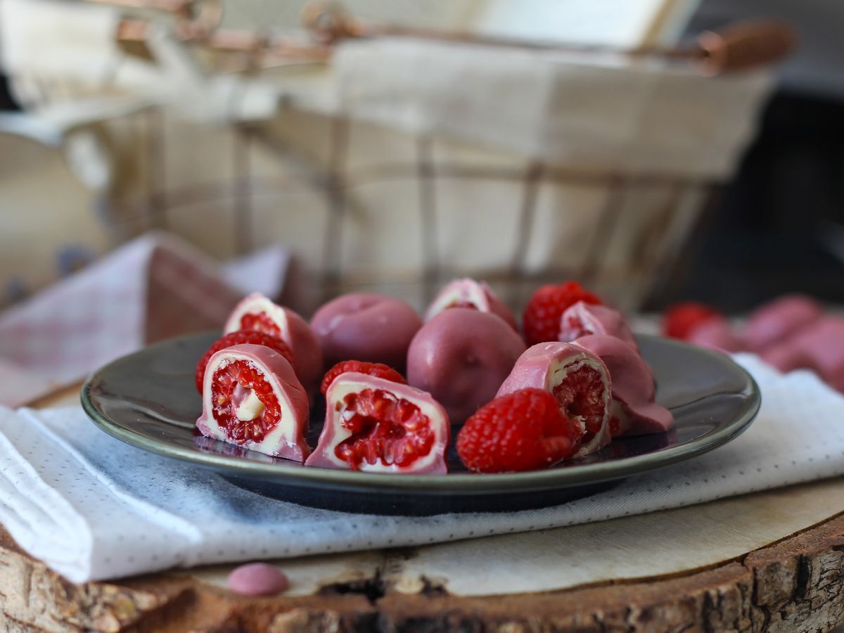 Bitar med hallon, vit choklad och rubinröd choklad i Franui-stil - foto 3