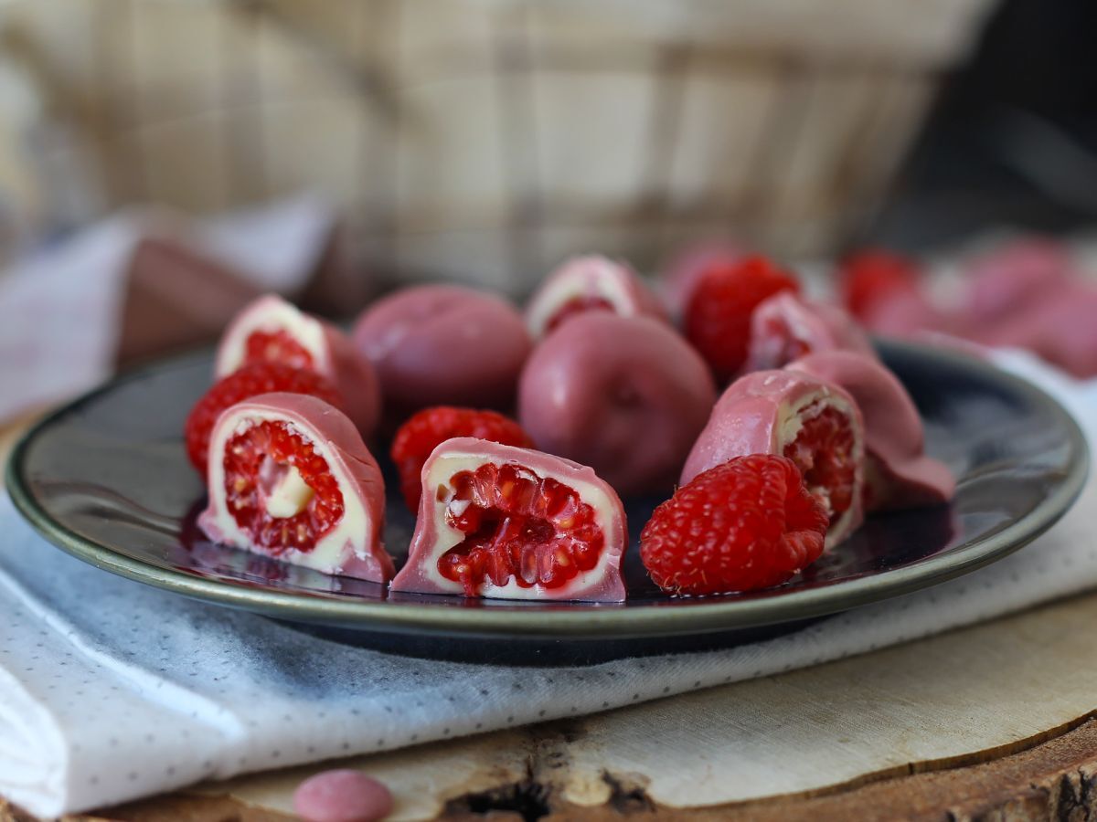 Bitar med hallon, vit choklad och rubinröd choklad i Franui-stil - foto 4