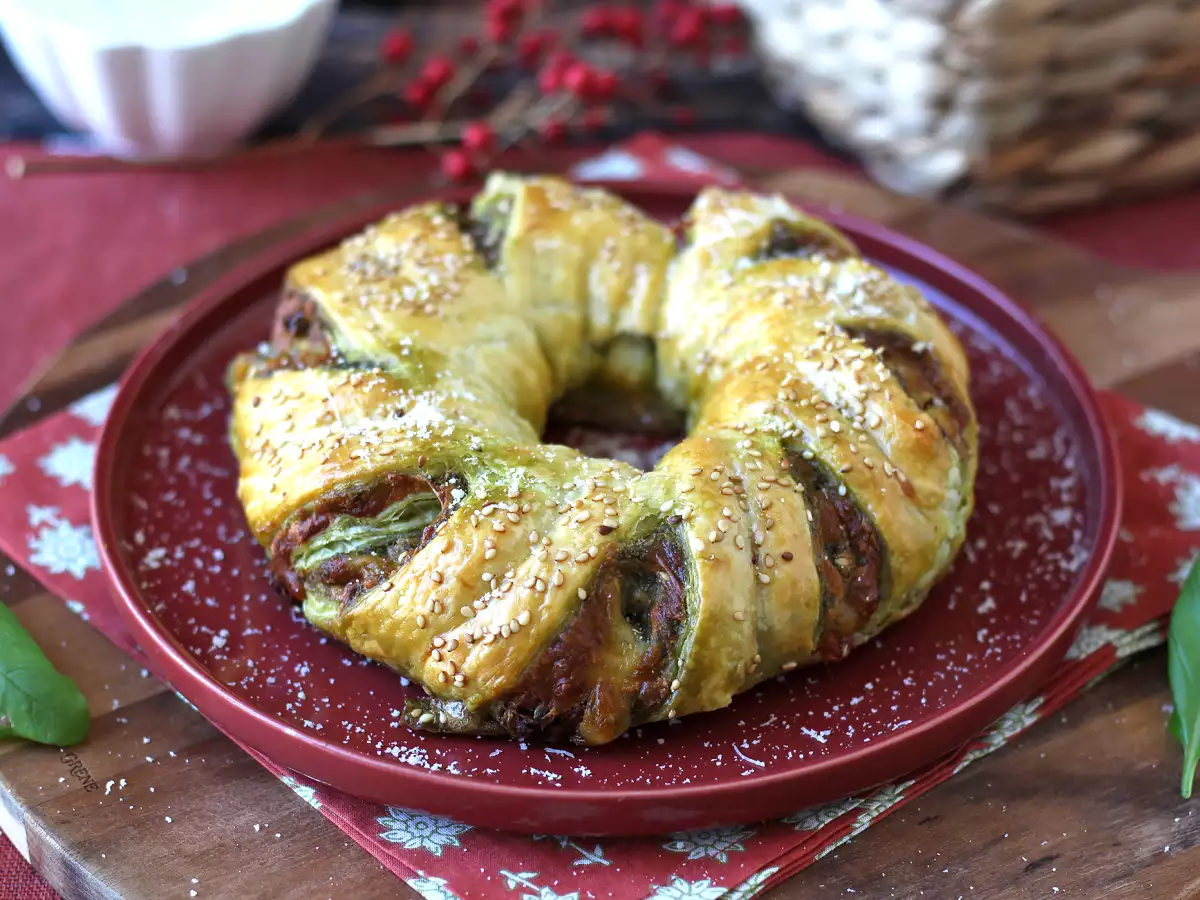 Blädderdegskrans med pesto, mozzarella och torkade tomater - foto 3