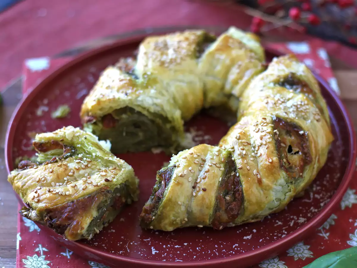 Blädderdegskrans med pesto, mozzarella och torkade tomater - foto 4