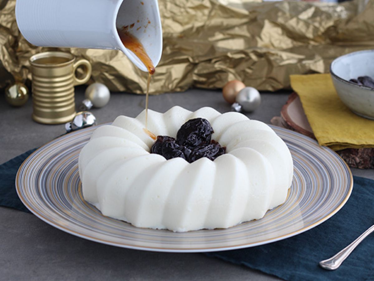 Blanc manger kokos och plommoncoulis