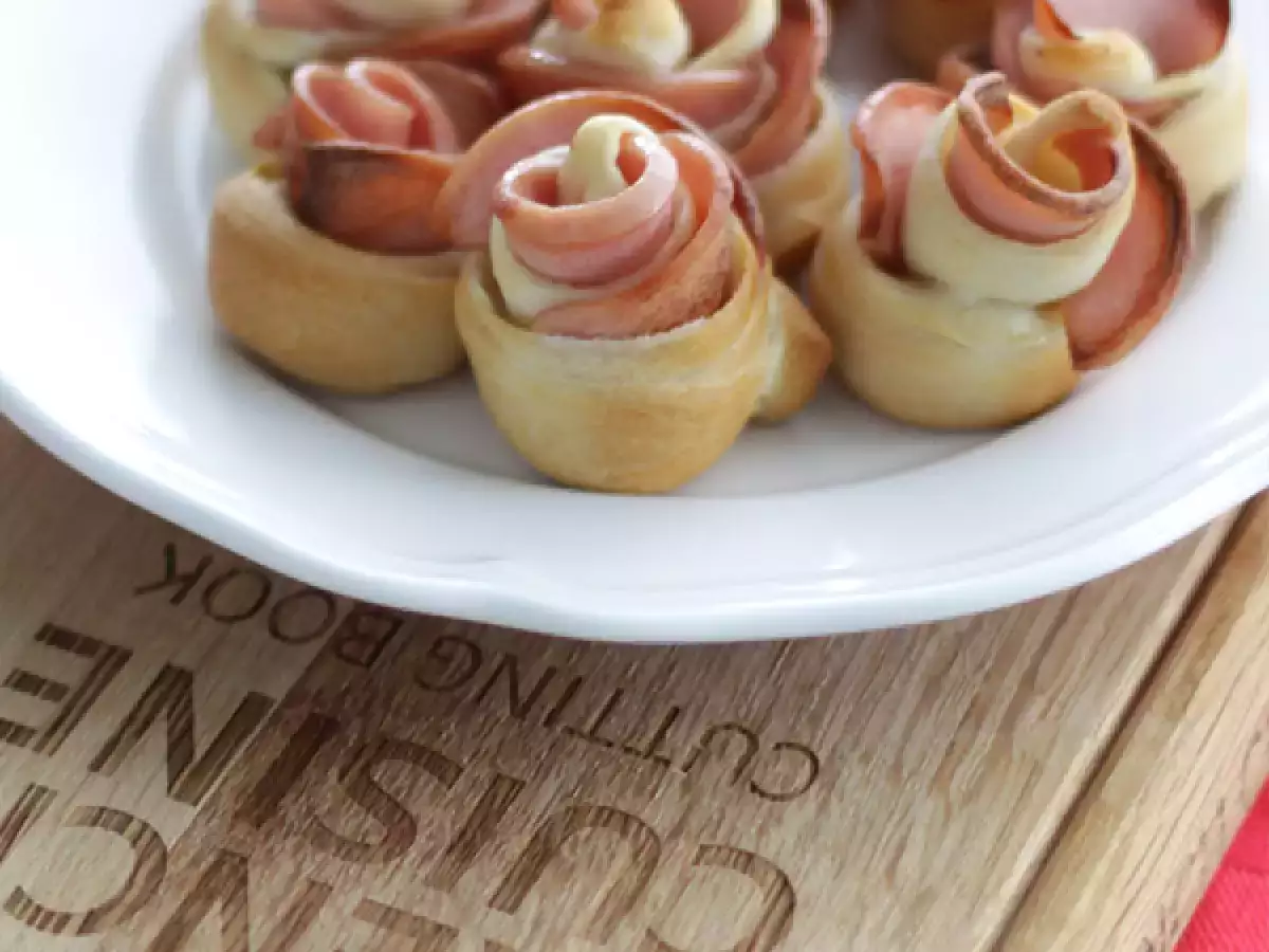 Blomformade tilltugg med pizzadeg och cervelat - foto 3